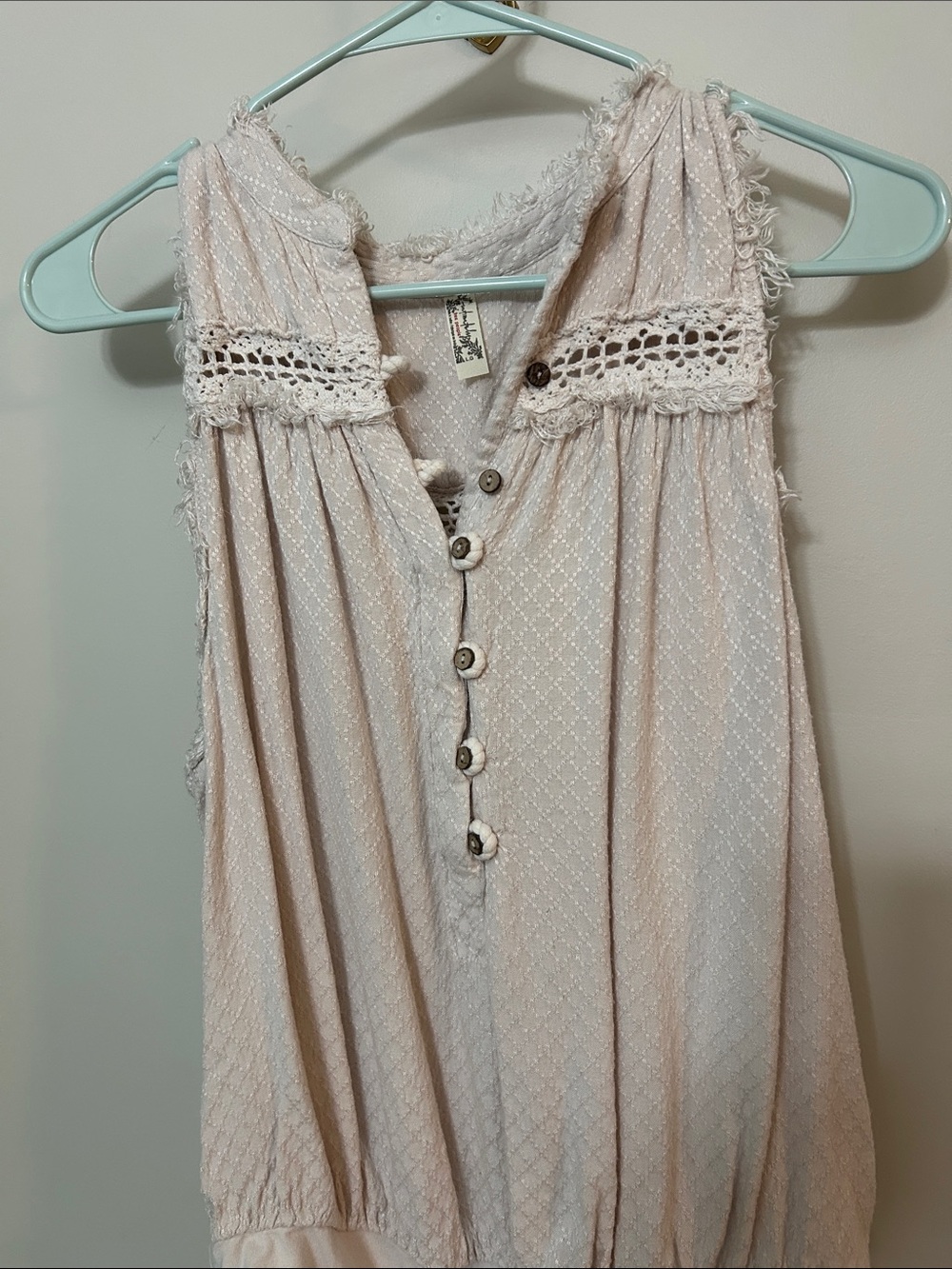 Crochet-Trim Sleeveless Camisole in Light Blush